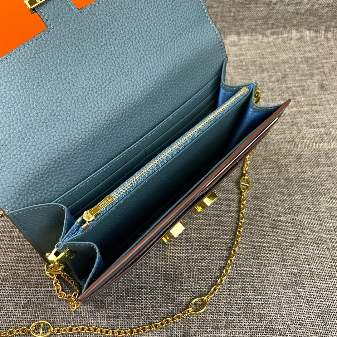 Hermes Constance p310💰 Hermes model: 9852 gold chain togo leather size: 22*11cm 🇫🇷Overseas🇫🇷Imported Togo cowhide, with original OEM code inside, soft and comfortable to the touch. The original replica is matched with silver hardware, exquisite and elegant, and the oil edge is straight and smooth🎈There are two large note slots, a zipper pocket, and 12 card slots🚚The gold chain is 120cm long