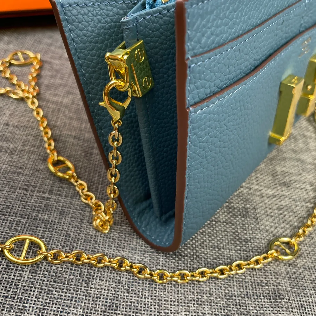 Hermes Constance p310💰 Hermes model: 9852 gold chain togo leather size: 22*11cm 🇫🇷Overseas🇫🇷Imported Togo cowhide, with original OEM code inside, soft and comfortable to the touch. The original replica is matched with silver hardware, exquisite and elegant, and the oil edge is straight and smooth🎈There are two large note slots, a zipper pocket, and 12 card slots🚚The gold chain is 120cm long