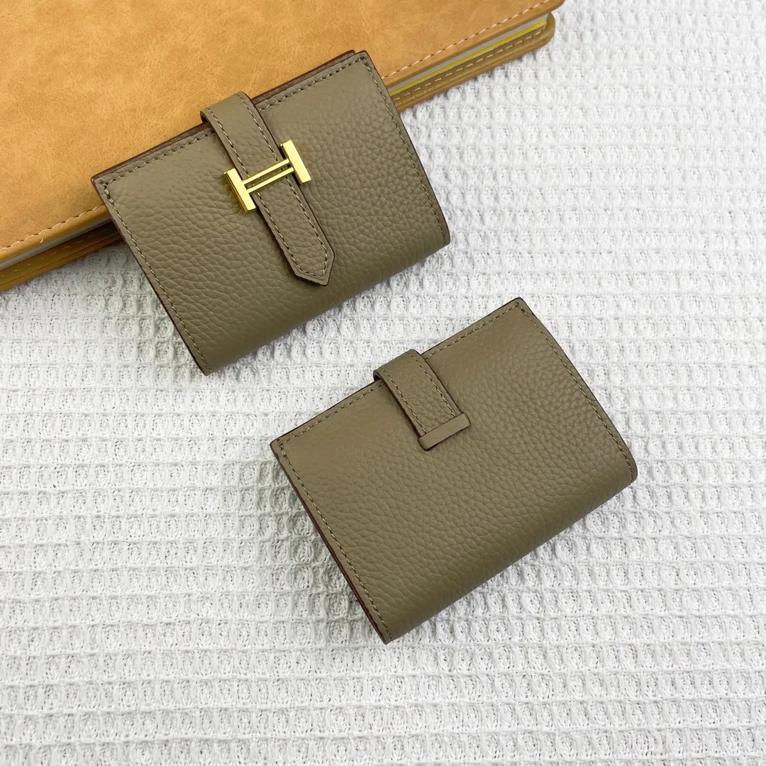 Hermès newly upgraded ♥️Original quality p190💰 HERMES card holder💋Business card holder Material: original togo cowhide Size: 10cm*7.5cm Model: 0511 pebbled pattern Description: First layer of cowhide inside and outside, oil edges are straight and smooth💃Belt buckle, simple and elegant🏭Exquisite and beautiful workmanship🎈Original OEM code inside