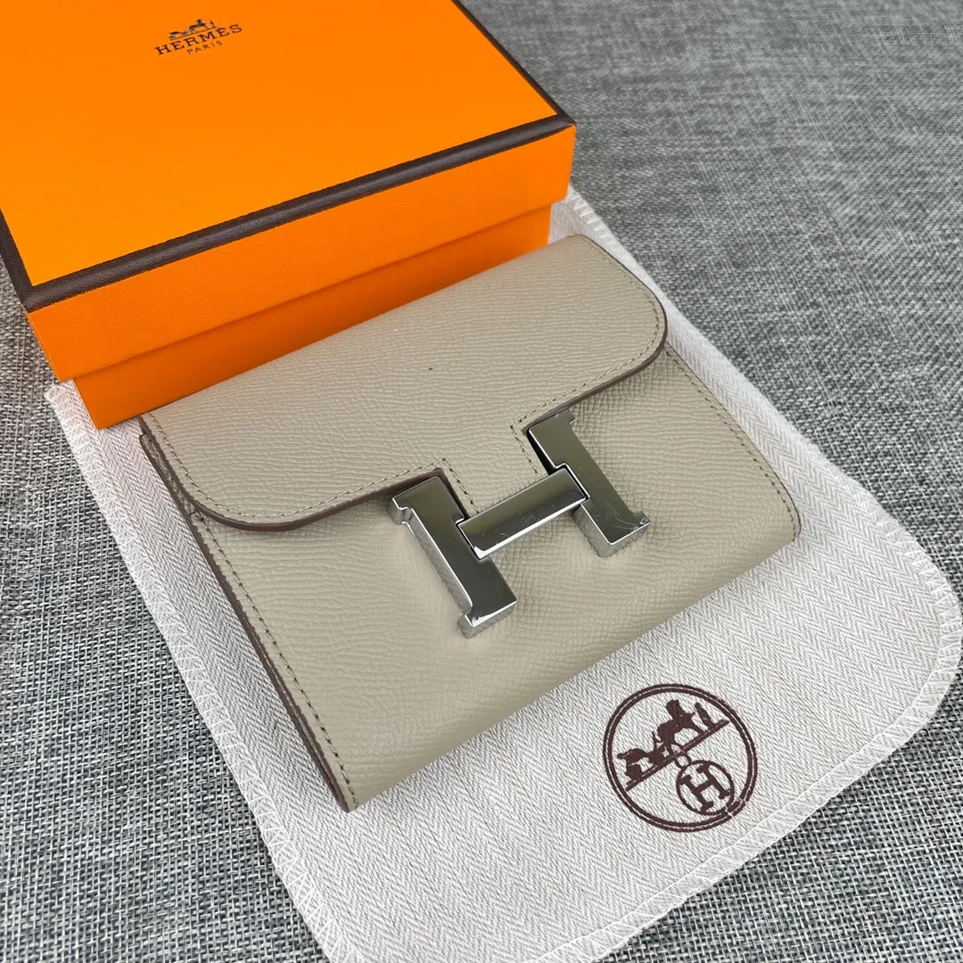 Hermes Constance p250💰 Model: 537 Palm pattern silver buckle Size: 13*11.8cm. Hermes🇫🇷Overseas🇫🇷Imported palm pattern cowhide, soft and comfortable to the touch. The original replica is matched with silver hardware, exquisite and elegant, and has the original OEM code inside. The oil edges are straight and smooth🎈There are two cash slots, a zipper pocket, and 3 card slots🚚