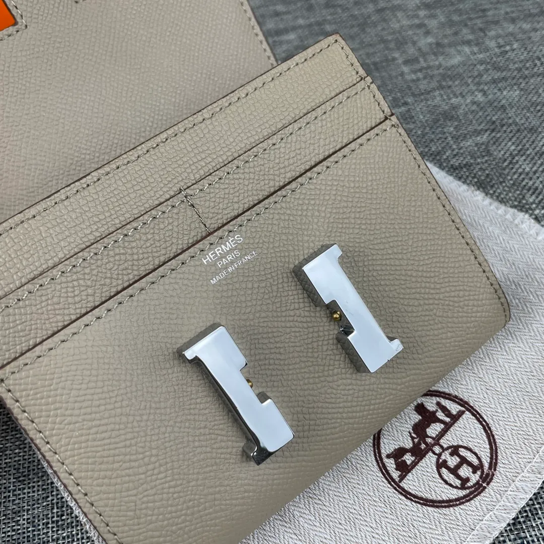 Hermes Constance p250💰 Model: 537 Palm pattern silver buckle Size: 13*11.8cm. Hermes🇫🇷Overseas🇫🇷Imported palm pattern cowhide, soft and comfortable to the touch. The original replica is matched with silver hardware, exquisite and elegant, and has the original OEM code inside. The oil edges are straight and smooth🎈There are two cash slots, a zipper pocket, and 3 card slots🚚
