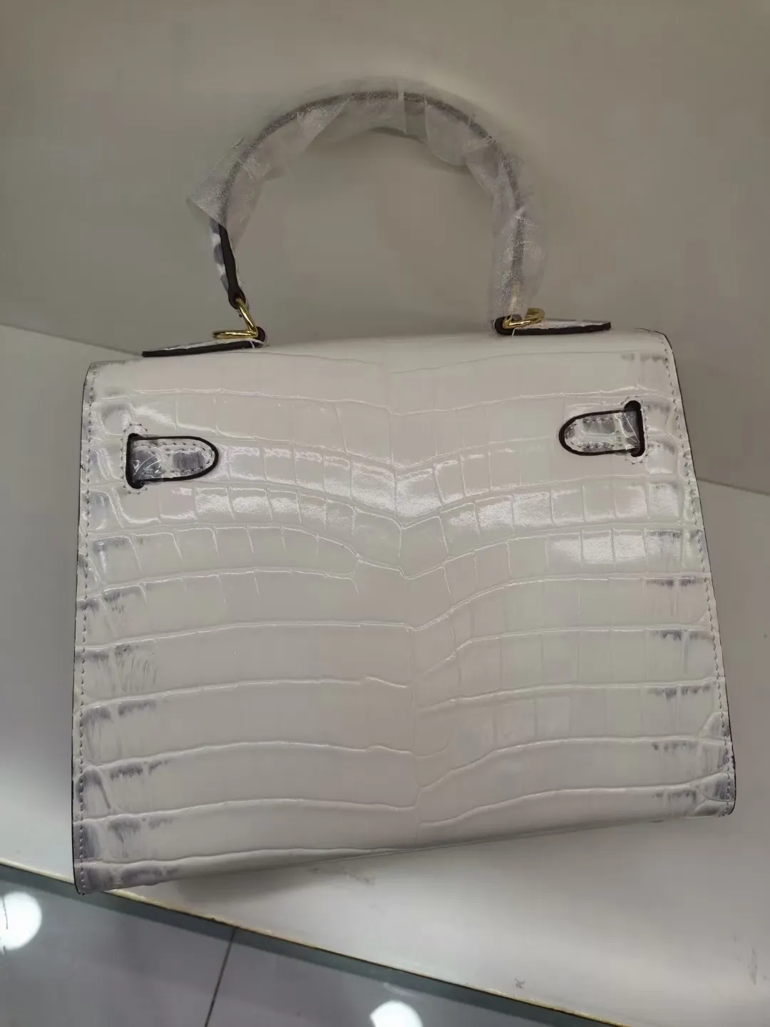 Batch 50cmP640, 28cmP680💅💅🎈Hermes 🎈Hermes 😱Classic Kelly crocodile pattern Original first-layer cowhide leather inner sheepskin [strong] Original steel hardware Selected crocodile pattern Exquisite workmanship Detailed quality depends on the real thing and the picture Original workmanship Comes with a long shoulder strap Reasonable price Classic coming [Seduce] The picture above must sell [Victory] Size: 25×20×10cm, 28×23×13cm