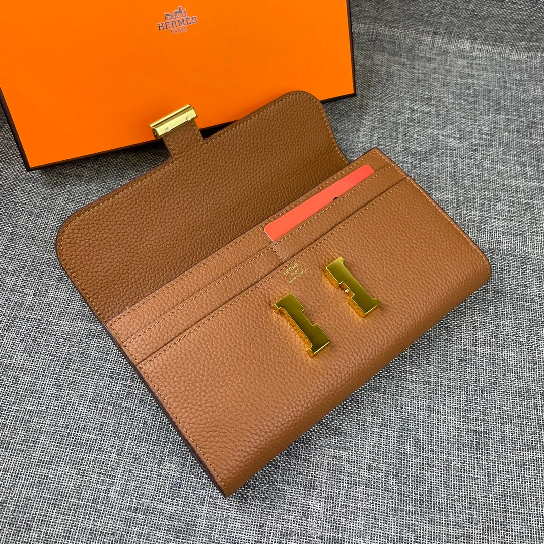 Hermes Constance p270💰 Hermes model: 539 gold buckle togo leather size: 22*11cm 🇫🇷Overseas🇫🇷Imported Togo cowhide, soft and comfortable to the touch. The original replica is matched with gold hardware and has the original OEM code inside. It is exquisite and elegant, and the oil edges are straight and smooth🎈There are two large note slots, a zipper pocket, and 12 card slots inside🚚