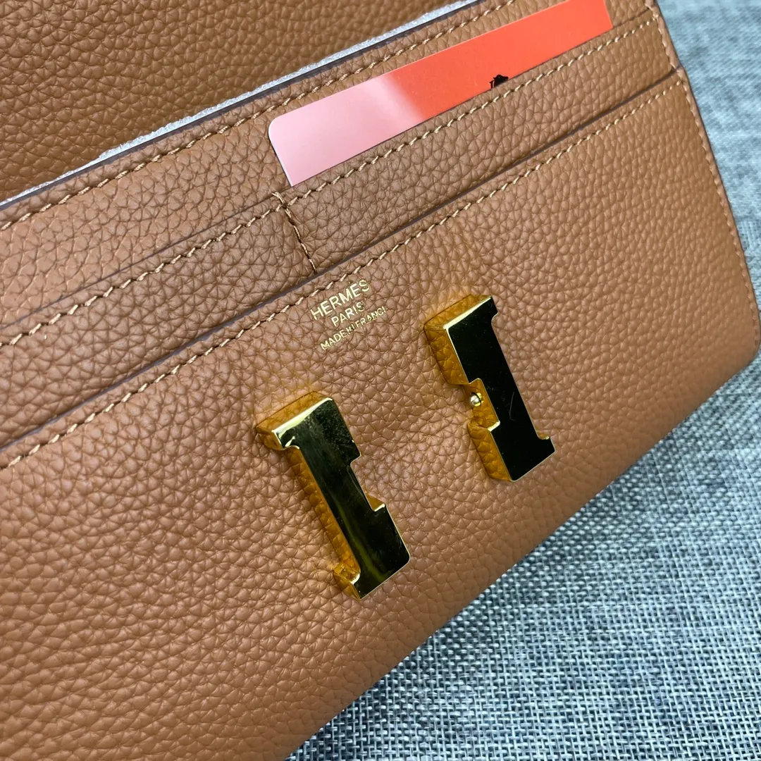Hermes Constance p270💰 Hermes model: 539 gold buckle togo leather size: 22*11cm 🇫🇷Overseas🇫🇷Imported Togo cowhide, soft and comfortable to the touch. The original replica is matched with gold hardware and has the original OEM code inside. It is exquisite and elegant, and the oil edges are straight and smooth🎈There are two large note slots, a zipper pocket, and 12 card slots inside🚚