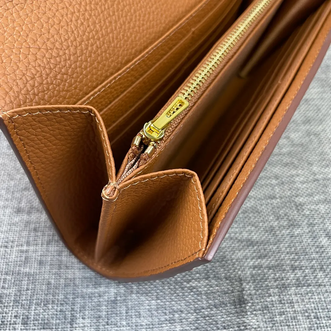 Hermes Constance p270💰 Hermes model: 539 gold buckle togo leather size: 22*11cm 🇫🇷Overseas🇫🇷Imported Togo cowhide, soft and comfortable to the touch. The original replica is matched with gold hardware and has the original OEM code inside. It is exquisite and elegant, and the oil edges are straight and smooth🎈There are two large note slots, a zipper pocket, and 12 card slots inside🚚