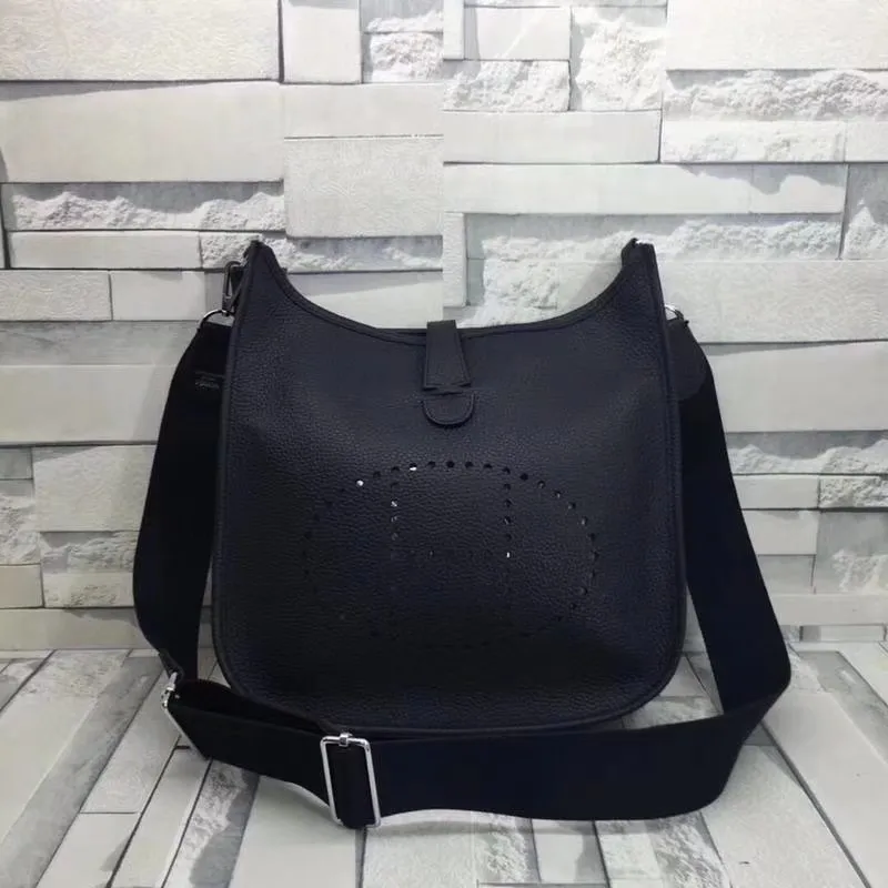 Batch 660💰💅 Hermes Evelyne crossbody bag, model number 166817. It is custom-made from first-layer cowhide. The shoulder strap can be adjusted. This novel and unique Evelyne is suitable for both men and women. It is not only because of the characteristics of the bag itself, but also because of the surprise it brings to the user. The biggest feature is its hollow H shape. This hollow has two purposes. One is to highlight the novelty of the design, and the other is to increase the recognition of the bag. The big hollow H makes it easy to tell that it is a Hermès Eveline satchel. [Real pictures] Size 30*28*10