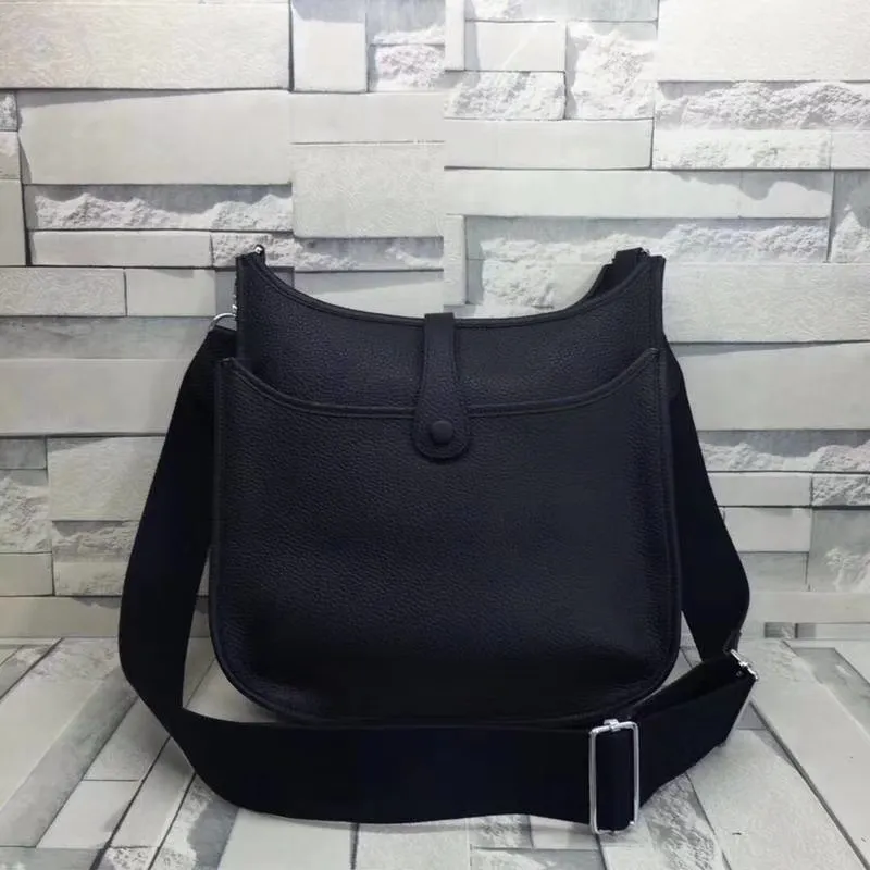 Batch 660💰💅 Hermes Evelyne crossbody bag, model number 166817. It is custom-made from first-layer cowhide. The shoulder strap can be adjusted. This novel and unique Evelyne is suitable for both men and women. It is not only because of the characteristics of the bag itself, but also because of the surprise it brings to the user. The biggest feature is its hollow H shape. This hollow has two purposes. One is to highlight the novelty of the design, and the other is to increase the recognition of the bag. The big hollow H makes it easy to tell that it is a Hermès Eveline satchel. [Real pictures] Size 30*28*10