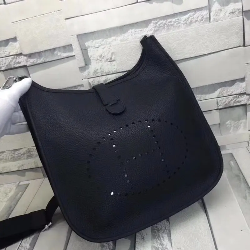 Batch 660💰💅 Hermes Evelyne crossbody bag, model number 166817. It is custom-made from first-layer cowhide. The shoulder strap can be adjusted. This novel and unique Evelyne is suitable for both men and women. It is not only because of the characteristics of the bag itself, but also because of the surprise it brings to the user. The biggest feature is its hollow H shape. This hollow has two purposes. One is to highlight the novelty of the design, and the other is to increase the recognition of the bag. The big hollow H makes it easy to tell that it is a Hermès Eveline satchel. [Real pictures] Size 30*28*10