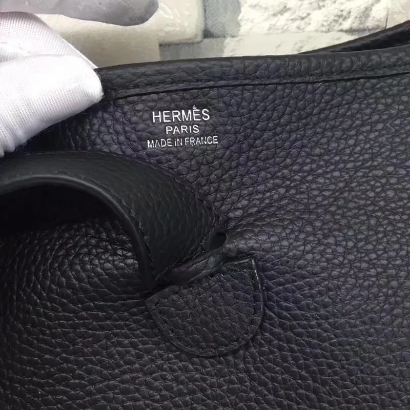 Batch 660💰💅 Hermes Evelyne crossbody bag, model number 166817. It is custom-made from first-layer cowhide. The shoulder strap can be adjusted. This novel and unique Evelyne is suitable for both men and women. It is not only because of the characteristics of the bag itself, but also because of the surprise it brings to the user. The biggest feature is its hollow H shape. This hollow has two purposes. One is to highlight the novelty of the design, and the other is to increase the recognition of the bag. The big hollow H makes it easy to tell that it is a Hermès Eveline satchel. [Real pictures] Size 30*28*10