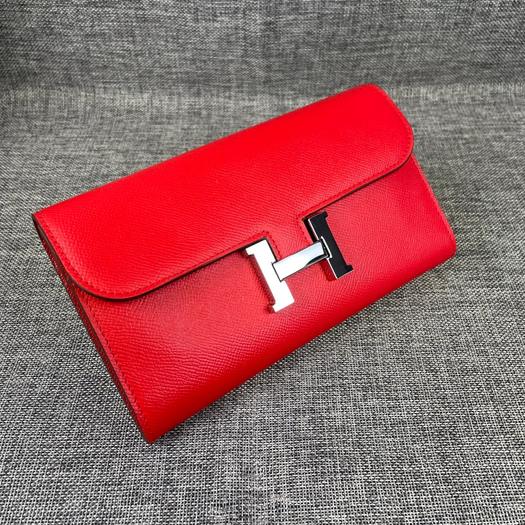 Hermes Constance original order p290💰 Model: 539 palm print silver buckle size: 22*11cm Hermes🇫🇷overseas🇫🇷 imported cowhide, soft and comfortable to the touch. Counter version, OEM code inside, original replica with gold hardware, exquisite and elegant, oil edge is straight and smooth🎈There are two large note slots, a zipper pocket, and 12 card slots🚚
