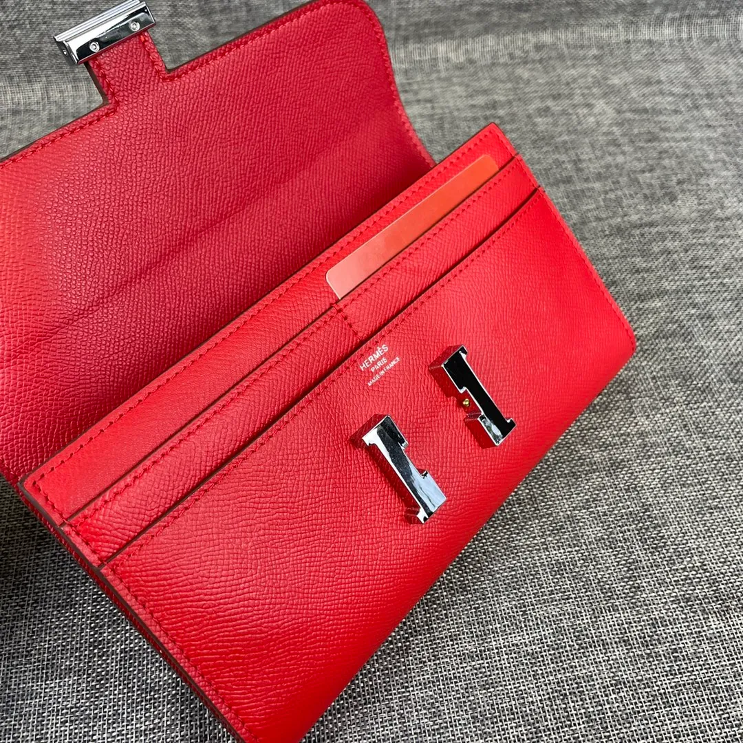 Hermes Constance original order p290💰 Model: 539 palm print silver buckle size: 22*11cm Hermes🇫🇷overseas🇫🇷 imported cowhide, soft and comfortable to the touch. Counter version, OEM code inside, original replica with gold hardware, exquisite and elegant, oil edge is straight and smooth🎈There are two large note slots, a zipper pocket, and 12 card slots🚚