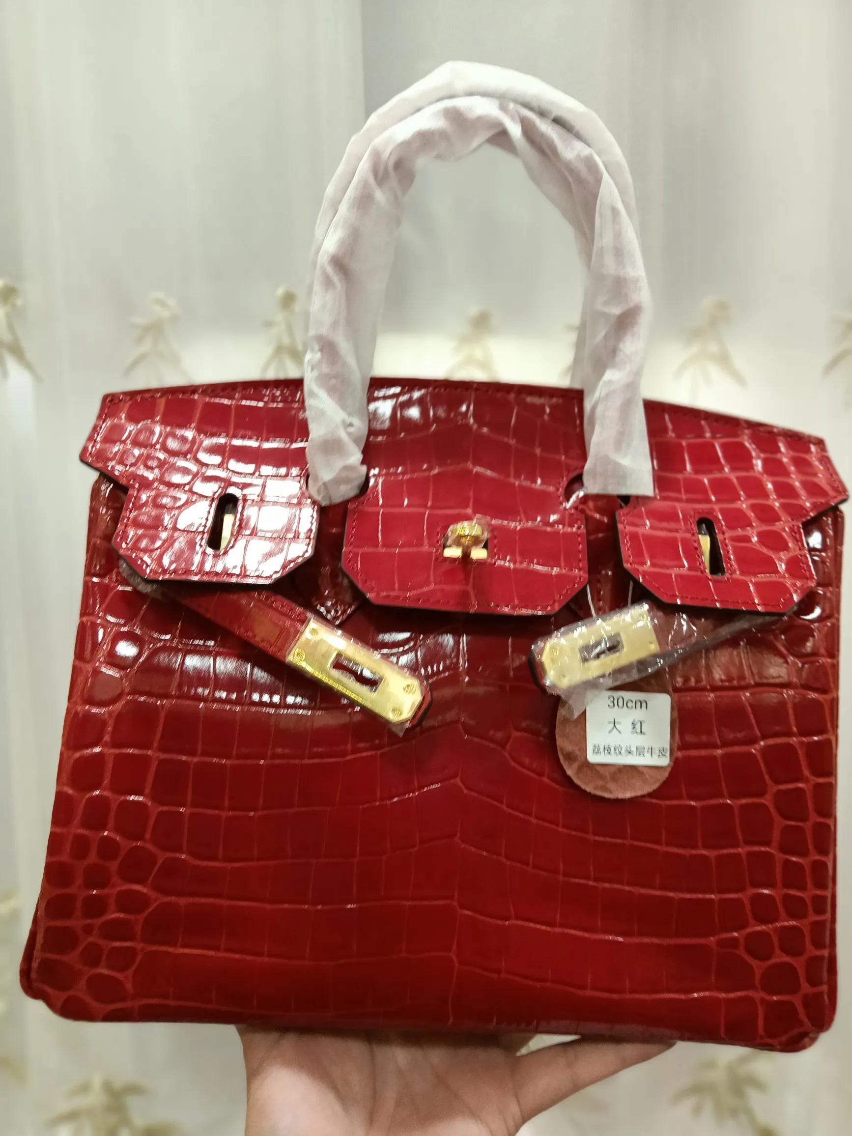 Hot model debuts, price has been adjusted💰800/380/360💥Hermes/Hermes💥Official classic production💋Platinum crocodile pattern💋Original quality coming👉Using imported crocodile pattern cowhide , with pure 24k original hardware💎Size: large 35*25*18cm/medium 30*22*16cm/small 25* 20*14cm👛Excellent workmanship👏👏Legendary slow work and careful work💓Real pictures taken💓Classic beauty worth owning💃🏻💃🏻💃🏻