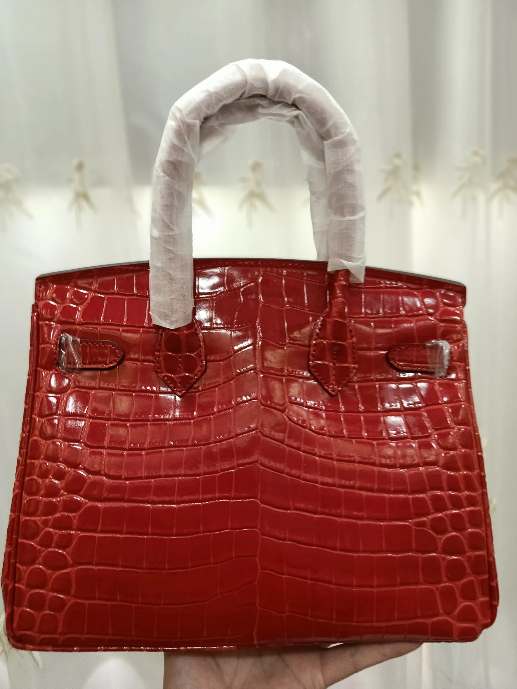 Hot model debuts, price has been adjusted💰800/380/360💥Hermes/Hermes💥Official classic production💋Platinum crocodile pattern💋Original quality coming👉Using imported crocodile pattern cowhide , with pure 24k original hardware💎Size: large 35*25*18cm/medium 30*22*16cm/small 25* 20*14cm👛Excellent workmanship👏👏Legendary slow work and careful work💓Real pictures taken💓Classic beauty worth owning💃🏻💃🏻💃🏻