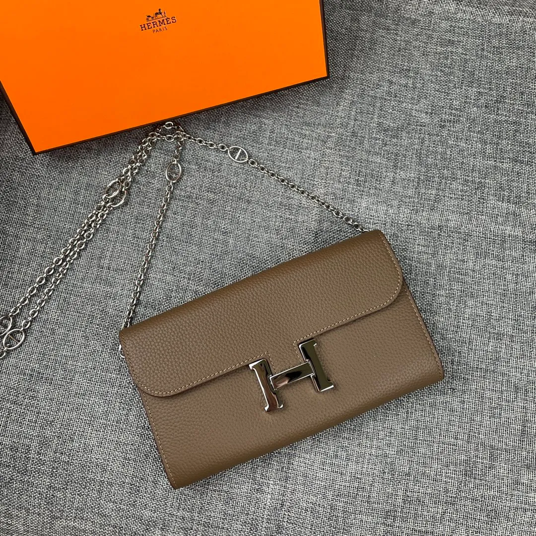 Hermes Constance p310💰 Hermes model: 9852 Togo leather silver chain size: 22*11cm 🇫🇷Overseas🇫🇷Imported Togo cowhide with original OEM code inside, soft and comfortable to the touch. The original replica is matched with silver hardware, exquisite and elegant, and the oil edge is straight and smooth🎈There are two large note slots, a zipper pocket, and 12 card slots🚚The silver chain is 120cm long