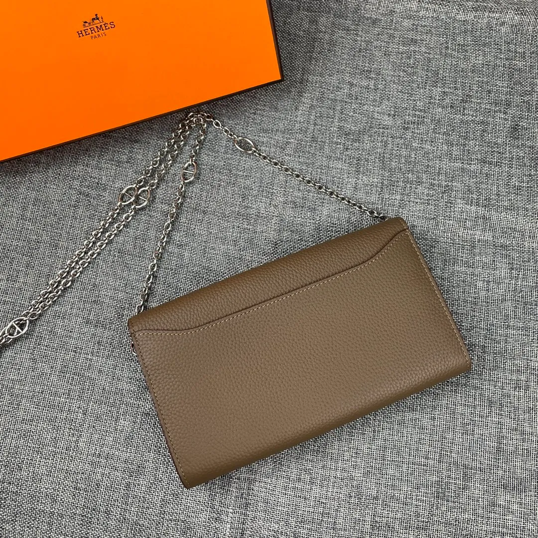 Hermes Constance p310💰 Hermes model: 9852 Togo leather silver chain size: 22*11cm 🇫🇷Overseas🇫🇷Imported Togo cowhide with original OEM code inside, soft and comfortable to the touch. The original replica is matched with silver hardware, exquisite and elegant, and the oil edge is straight and smooth🎈There are two large note slots, a zipper pocket, and 12 card slots🚚The silver chain is 120cm long