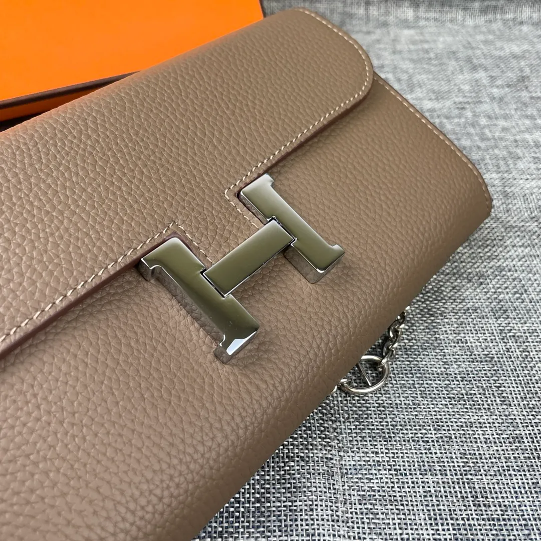 Hermes Constance p310💰 Hermes model: 9852 Togo leather silver chain size: 22*11cm 🇫🇷Overseas🇫🇷Imported Togo cowhide with original OEM code inside, soft and comfortable to the touch. The original replica is matched with silver hardware, exquisite and elegant, and the oil edge is straight and smooth🎈There are two large note slots, a zipper pocket, and 12 card slots🚚The silver chain is 120cm long