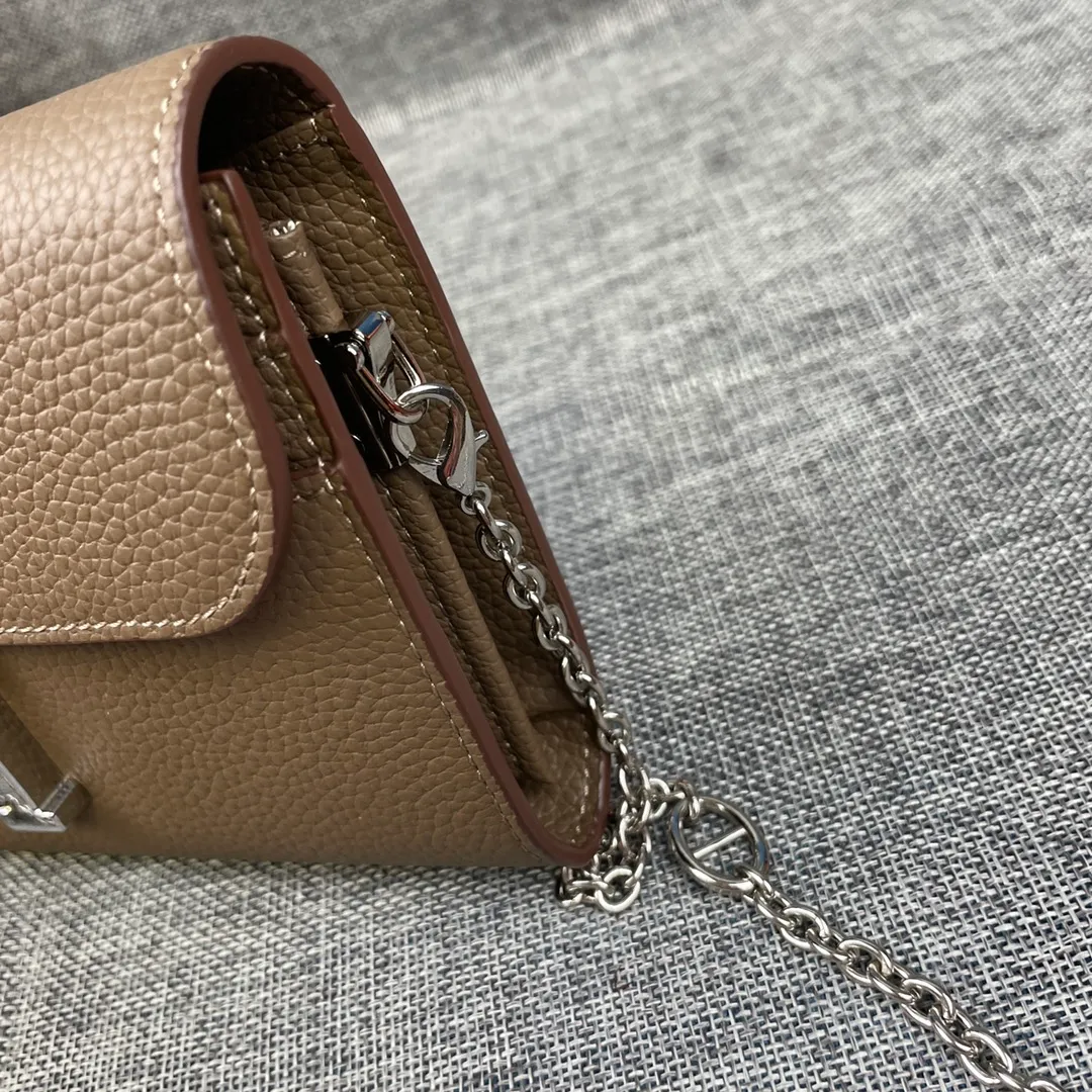 Hermes Constance p310💰 Hermes model: 9852 Togo leather silver chain size: 22*11cm 🇫🇷Overseas🇫🇷Imported Togo cowhide with original OEM code inside, soft and comfortable to the touch. The original replica is matched with silver hardware, exquisite and elegant, and the oil edge is straight and smooth🎈There are two large note slots, a zipper pocket, and 12 card slots🚚The silver chain is 120cm long