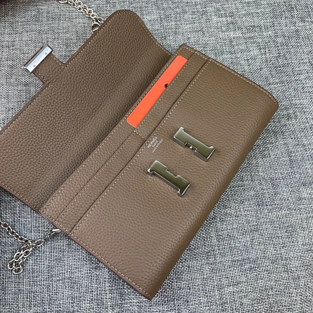 Hermes Constance p310💰 Hermes model: 9852 Togo leather silver chain size: 22*11cm 🇫🇷Overseas🇫🇷Imported Togo cowhide with original OEM code inside, soft and comfortable to the touch. The original replica is matched with silver hardware, exquisite and elegant, and the oil edge is straight and smooth🎈There are two large note slots, a zipper pocket, and 12 card slots🚚The silver chain is 120cm long