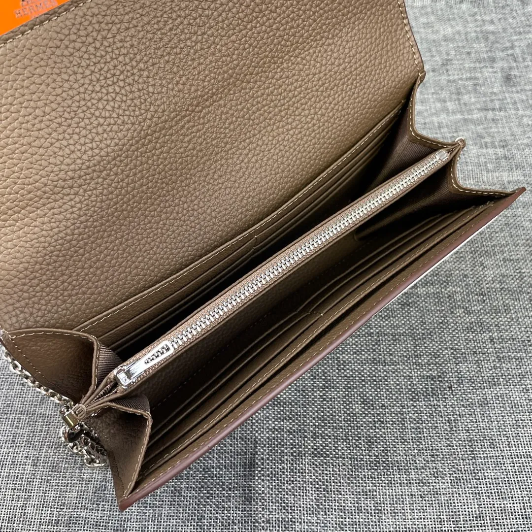 Hermes Constance p310💰 Hermes model: 9852 Togo leather silver chain size: 22*11cm 🇫🇷Overseas🇫🇷Imported Togo cowhide with original OEM code inside, soft and comfortable to the touch. The original replica is matched with silver hardware, exquisite and elegant, and the oil edge is straight and smooth🎈There are two large note slots, a zipper pocket, and 12 card slots🚚The silver chain is 120cm long