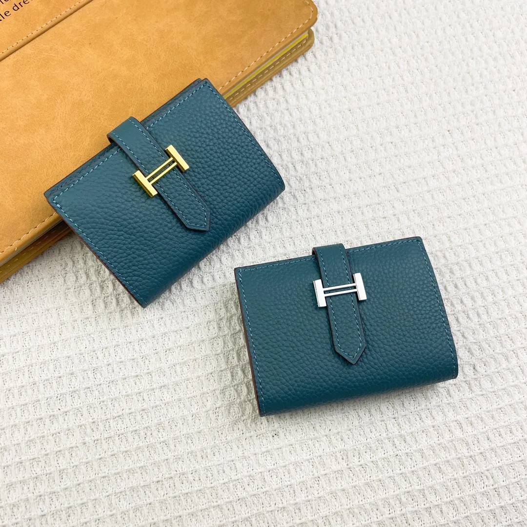 Hermès newly upgraded ♥️Original quality p190💰 HERMES card holder💋Business card holder Material: original togo cowhide Size: 10cm*7.5cm Model: 0511 pebbled pattern Description: First layer of cowhide inside and outside, oil edges are straight and smooth💃Belt buckle, simple and elegant🏭Exquisite and beautiful workmanship🎈Original OEM code inside