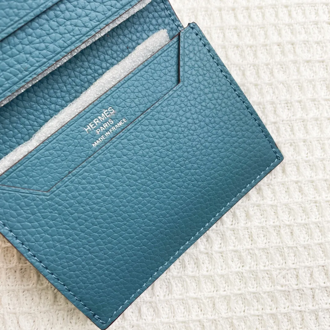 Hermès newly upgraded ♥️Original quality p190💰 HERMES card holder💋Business card holder Material: original togo cowhide Size: 10cm*7.5cm Model: 0511 pebbled pattern Description: First layer of cowhide inside and outside, oil edges are straight and smooth💃Belt buckle, simple and elegant🏭Exquisite and beautiful workmanship🎈Original OEM code inside