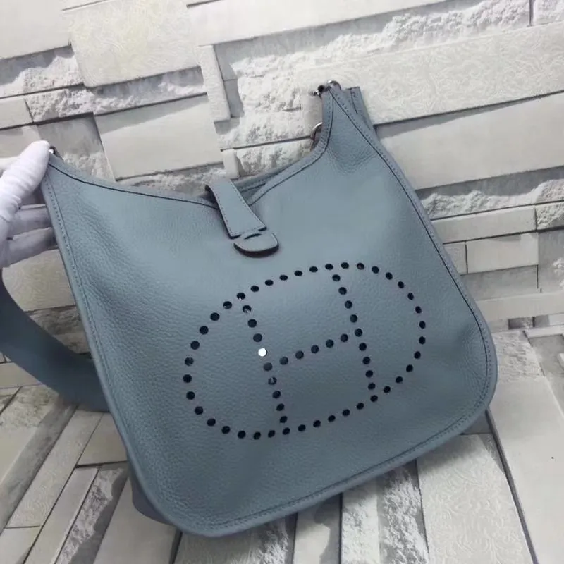 Batch 660💰💅 Hermes Evelyne crossbody bag, model number 166817. It is custom-made from first-layer cowhide. The shoulder strap can be adjusted. This novel and unique Evelyne is suitable for both men and women. It is not only because of the characteristics of the bag itself, but also because of the surprise it brings to the user. The biggest feature is its hollow H shape. This hollow has two purposes. One is to highlight the novelty of the design, and the other is to increase the recognition of the bag. The big hollow H makes it easy to tell that it is a Hermès Eveline satchel. [Real pictures] Size 30*28*10