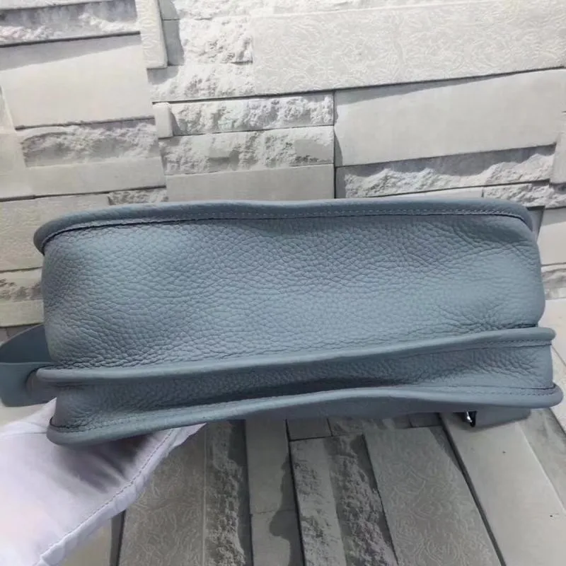 Batch 660💰💅 Hermes Evelyne crossbody bag, model number 166817. It is custom-made from first-layer cowhide. The shoulder strap can be adjusted. This novel and unique Evelyne is suitable for both men and women. It is not only because of the characteristics of the bag itself, but also because of the surprise it brings to the user. The biggest feature is its hollow H shape. This hollow has two purposes. One is to highlight the novelty of the design, and the other is to increase the recognition of the bag. The big hollow H makes it easy to tell that it is a Hermès Eveline satchel. [Real pictures] Size 30*28*10