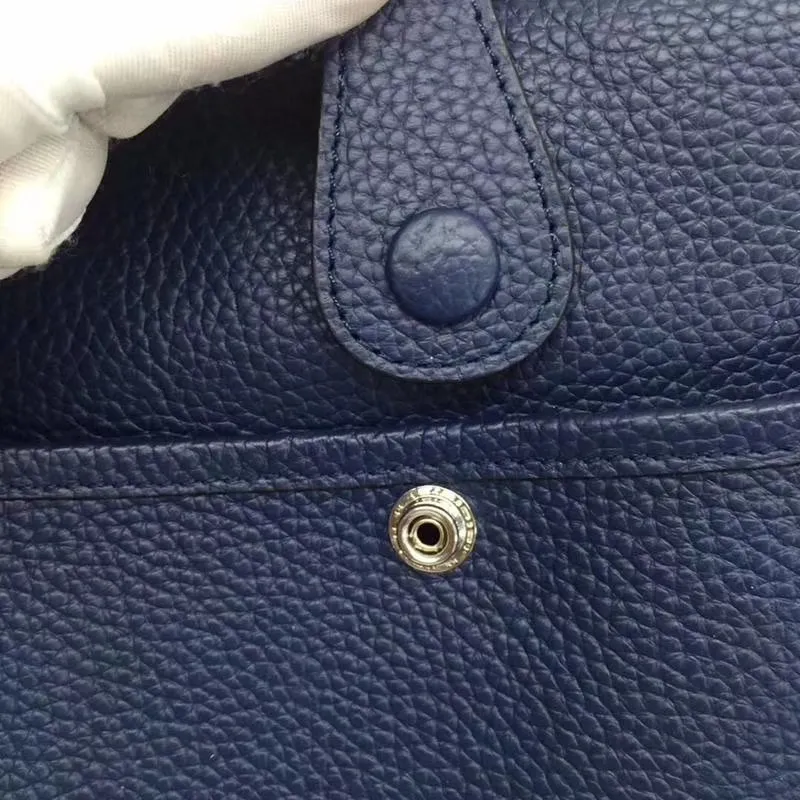 Batch 660💰💅 Hermes Evelyne crossbody bag, model number 166817. It is custom-made from first-layer cowhide. The shoulder strap can be adjusted. This novel and unique Evelyne is suitable for both men and women. It is not only because of the characteristics of the bag itself, but also because of the surprise it brings to the user. The biggest feature is its hollow H shape. This hollow has two purposes. One is to highlight the novelty of the design, and the other is to increase the recognition of the bag. The big hollow H makes it easy to tell that it is a Hermès Eveline satchel. [Real pictures] Size 30*28*10