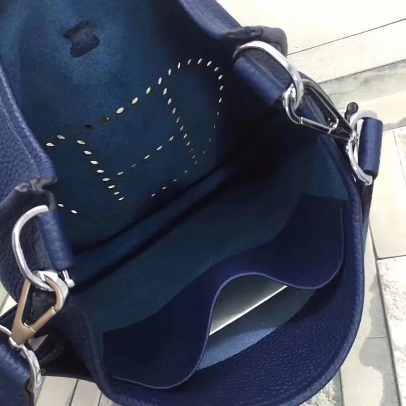 Batch 660💰💅 Hermes Evelyne crossbody bag, model number 166817. It is custom-made from first-layer cowhide. The shoulder strap can be adjusted. This novel and unique Evelyne is suitable for both men and women. It is not only because of the characteristics of the bag itself, but also because of the surprise it brings to the user. The biggest feature is its hollow H shape. This hollow has two purposes. One is to highlight the novelty of the design, and the other is to increase the recognition of the bag. The big hollow H makes it easy to tell that it is a Hermès Eveline satchel. [Real pictures] Size 30*28*10