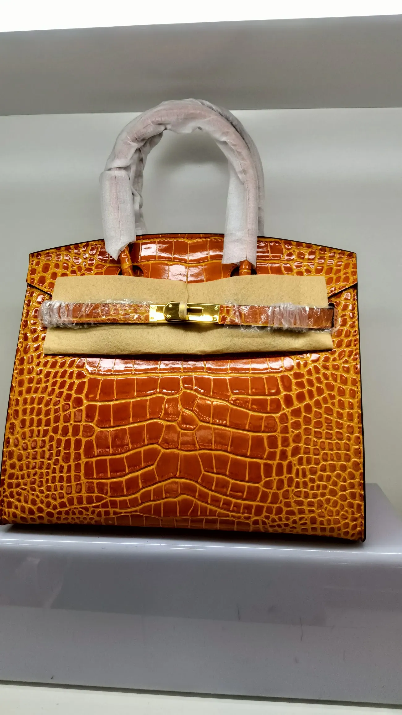 760💰 Crocodile pattern cowhide with oil edges: picture color, orange, no perforation, with long shoulder strap, size 30X13X26cm