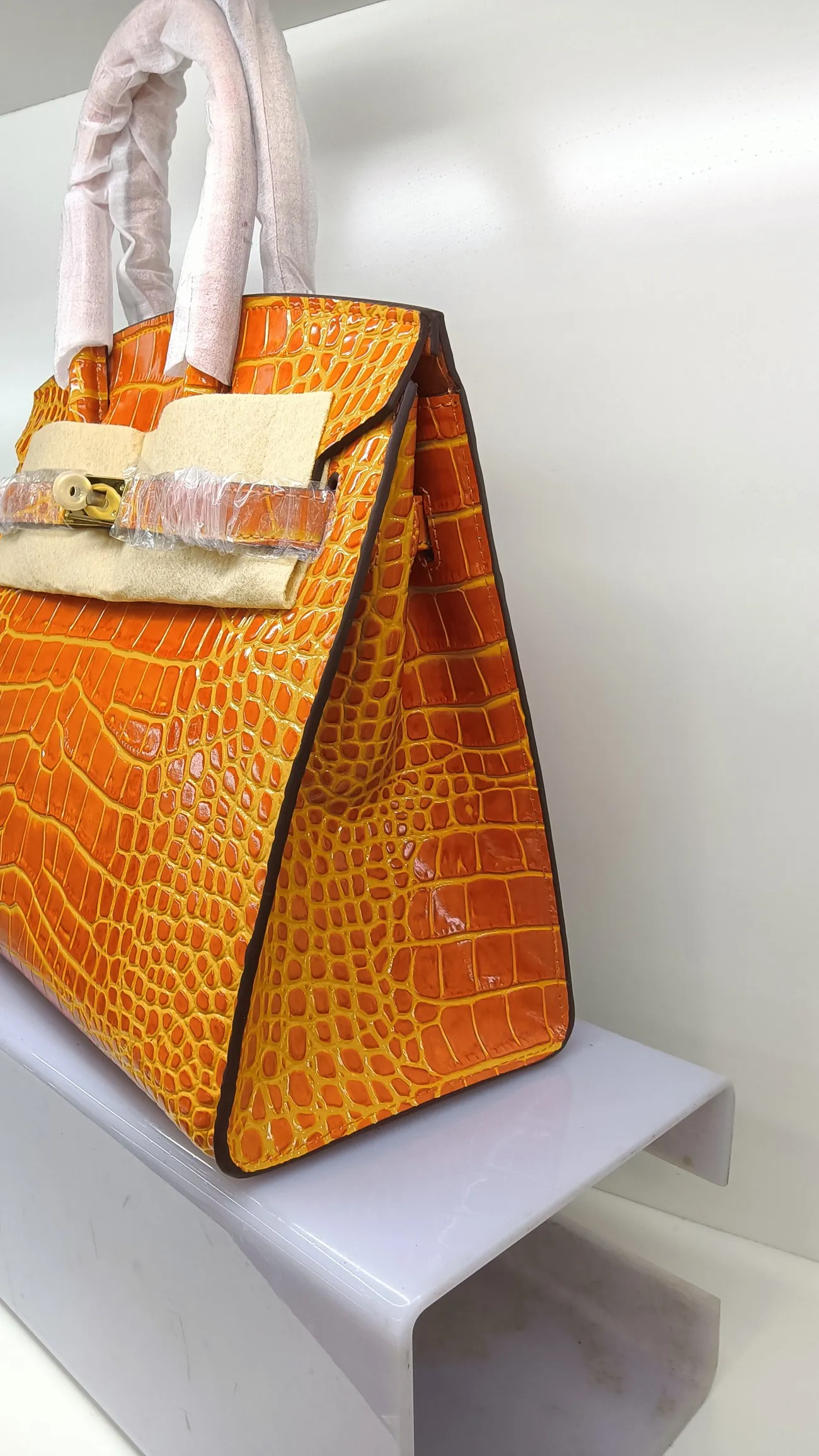 760💰 Crocodile pattern cowhide with oil edges: picture color, orange, no perforation, with long shoulder strap, size 30X13X26cm