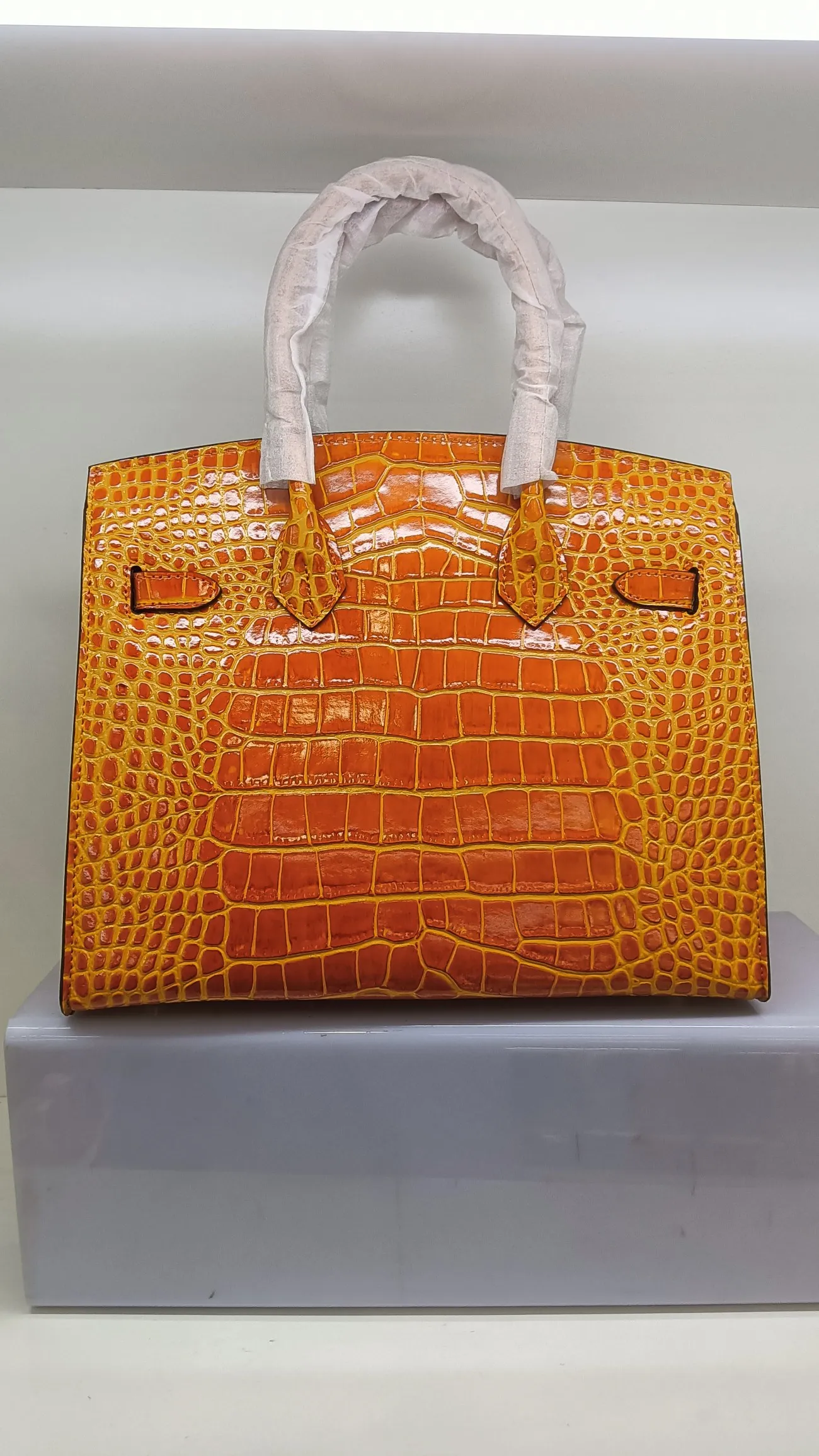 760💰 Crocodile pattern cowhide with oil edges: picture color, orange, no perforation, with long shoulder strap, size 30X13X26cm