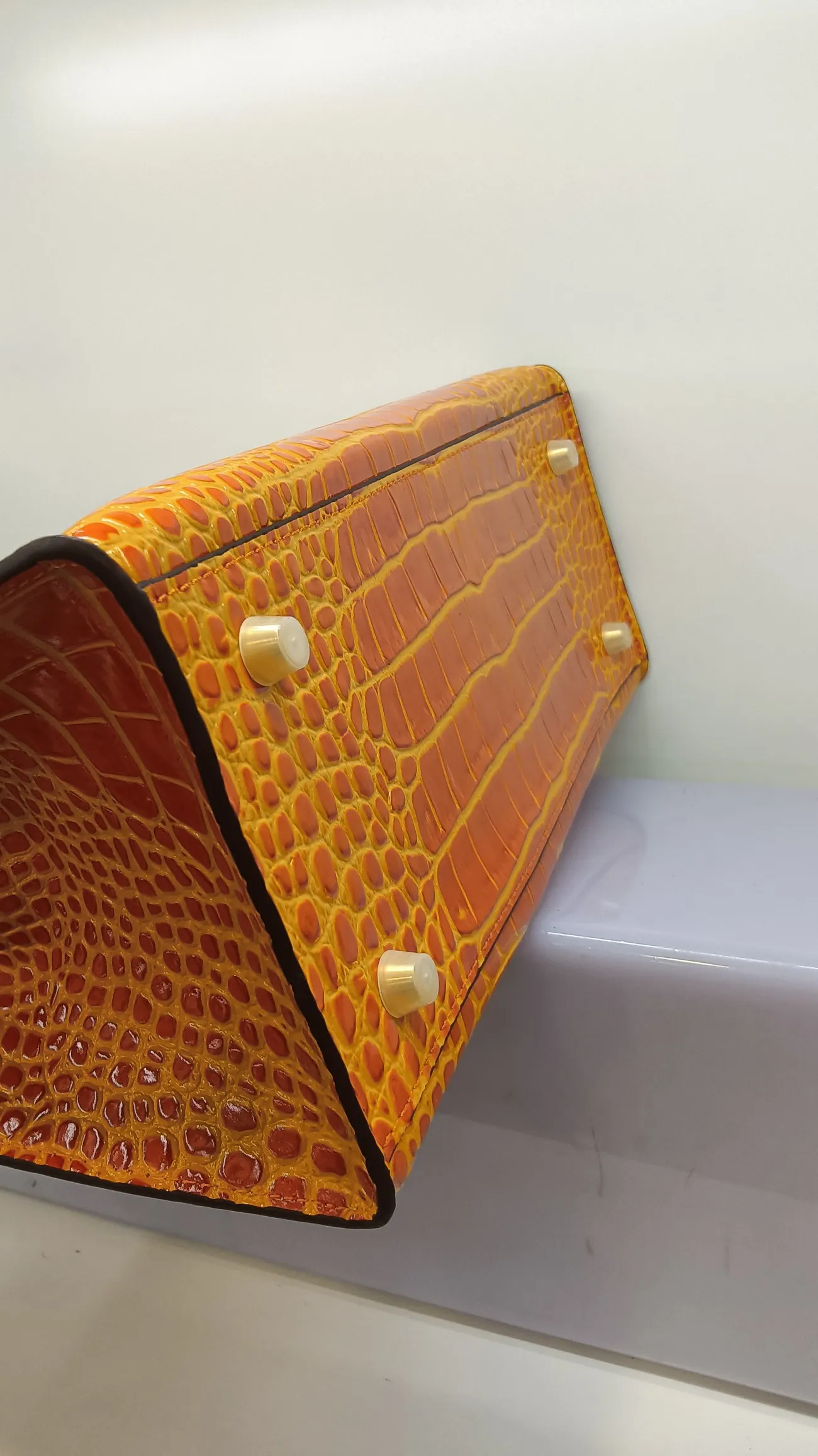 760💰 Crocodile pattern cowhide with oil edges: picture color, orange, no perforation, with long shoulder strap, size 30X13X26cm