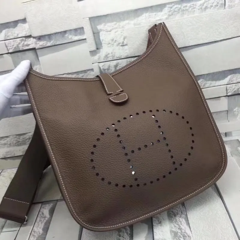 Batch 660💰💅 Hermes Evelyne crossbody bag, model number 166817. It is custom-made from first-layer cowhide. The shoulder strap can be adjusted. This novel and unique Evelyne is suitable for both men and women. It is not only because of the characteristics of the bag itself, but also because of the surprise it brings to the user. The biggest feature is its hollow H shape. This hollow has two purposes. One is to highlight the novelty of the design, and the other is to increase the recognition of the bag. The big hollow H makes it easy to tell that it is a Hermès Eveline satchel. [Real pictures] Size 30*28*10
