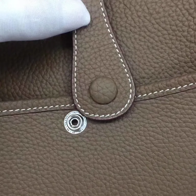 Batch 660💰💅 Hermes Evelyne crossbody bag, model number 166817. It is custom-made from first-layer cowhide. The shoulder strap can be adjusted. This novel and unique Evelyne is suitable for both men and women. It is not only because of the characteristics of the bag itself, but also because of the surprise it brings to the user. The biggest feature is its hollow H shape. This hollow has two purposes. One is to highlight the novelty of the design, and the other is to increase the recognition of the bag. The big hollow H makes it easy to tell that it is a Hermès Eveline satchel. [Real pictures] Size 30*28*10