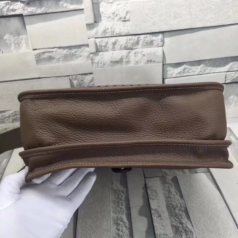 Batch 660💰💅 Hermes Evelyne crossbody bag, model number 166817. It is custom-made from first-layer cowhide. The shoulder strap can be adjusted. This novel and unique Evelyne is suitable for both men and women. It is not only because of the characteristics of the bag itself, but also because of the surprise it brings to the user. The biggest feature is its hollow H shape. This hollow has two purposes. One is to highlight the novelty of the design, and the other is to increase the recognition of the bag. The big hollow H makes it easy to tell that it is a Hermès Eveline satchel. [Real pictures] Size 30*28*10