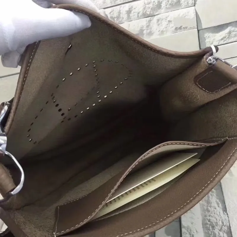 Batch 660💰💅 Hermes Evelyne crossbody bag, model number 166817. It is custom-made from first-layer cowhide. The shoulder strap can be adjusted. This novel and unique Evelyne is suitable for both men and women. It is not only because of the characteristics of the bag itself, but also because of the surprise it brings to the user. The biggest feature is its hollow H shape. This hollow has two purposes. One is to highlight the novelty of the design, and the other is to increase the recognition of the bag. The big hollow H makes it easy to tell that it is a Hermès Eveline satchel. [Real pictures] Size 30*28*10