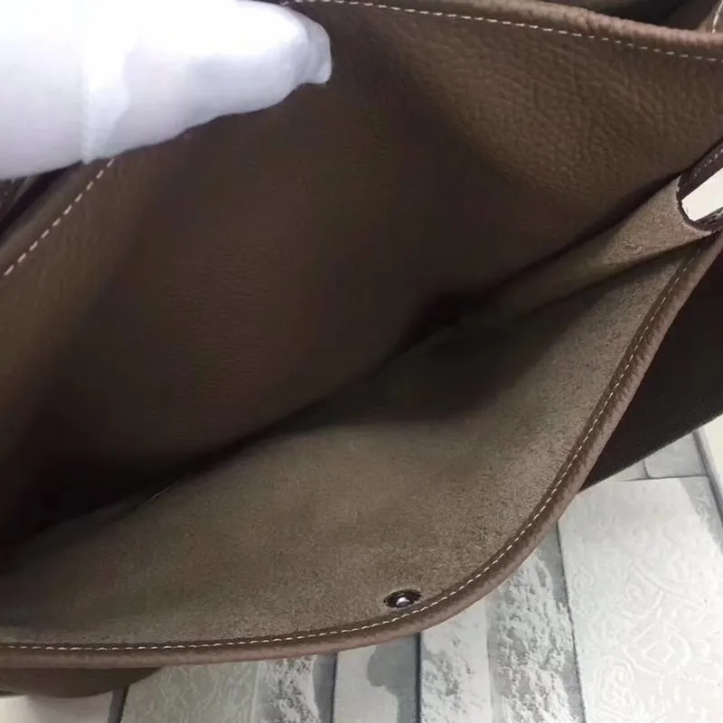 Batch 660💰💅 Hermes Evelyne crossbody bag, model number 166817. It is custom-made from first-layer cowhide. The shoulder strap can be adjusted. This novel and unique Evelyne is suitable for both men and women. It is not only because of the characteristics of the bag itself, but also because of the surprise it brings to the user. The biggest feature is its hollow H shape. This hollow has two purposes. One is to highlight the novelty of the design, and the other is to increase the recognition of the bag. The big hollow H makes it easy to tell that it is a Hermès Eveline satchel. [Real pictures] Size 30*28*10