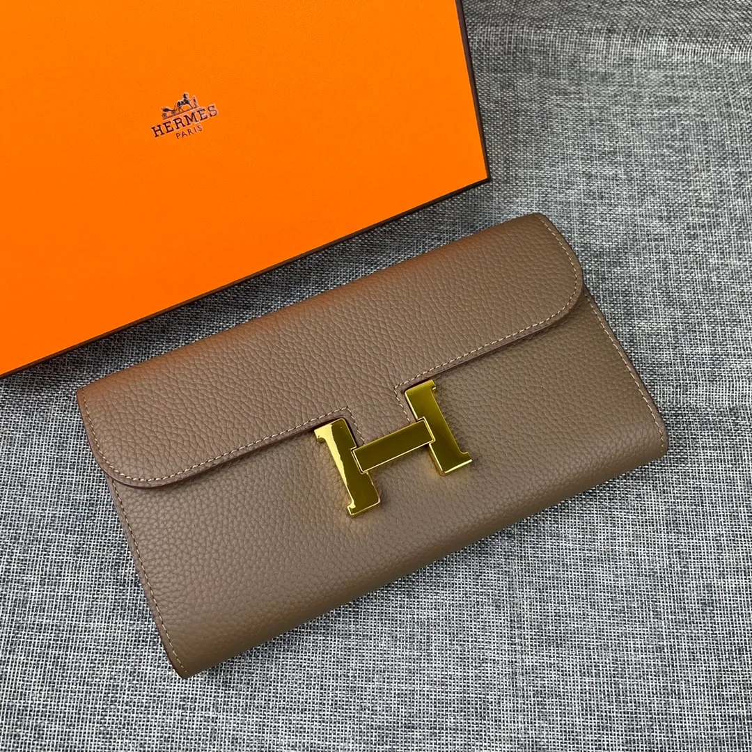 Hermes Constance p270💰 Hermes model: 539 gold buckle togo leather size: 22*11cm 🇫🇷Overseas🇫🇷Imported Togo cowhide, soft and comfortable to the touch. The original replica is matched with gold hardware and has the original OEM code inside. It is exquisite and elegant, and the oil edges are straight and smooth🎈There are two large note slots, a zipper pocket, and 12 card slots inside🚚