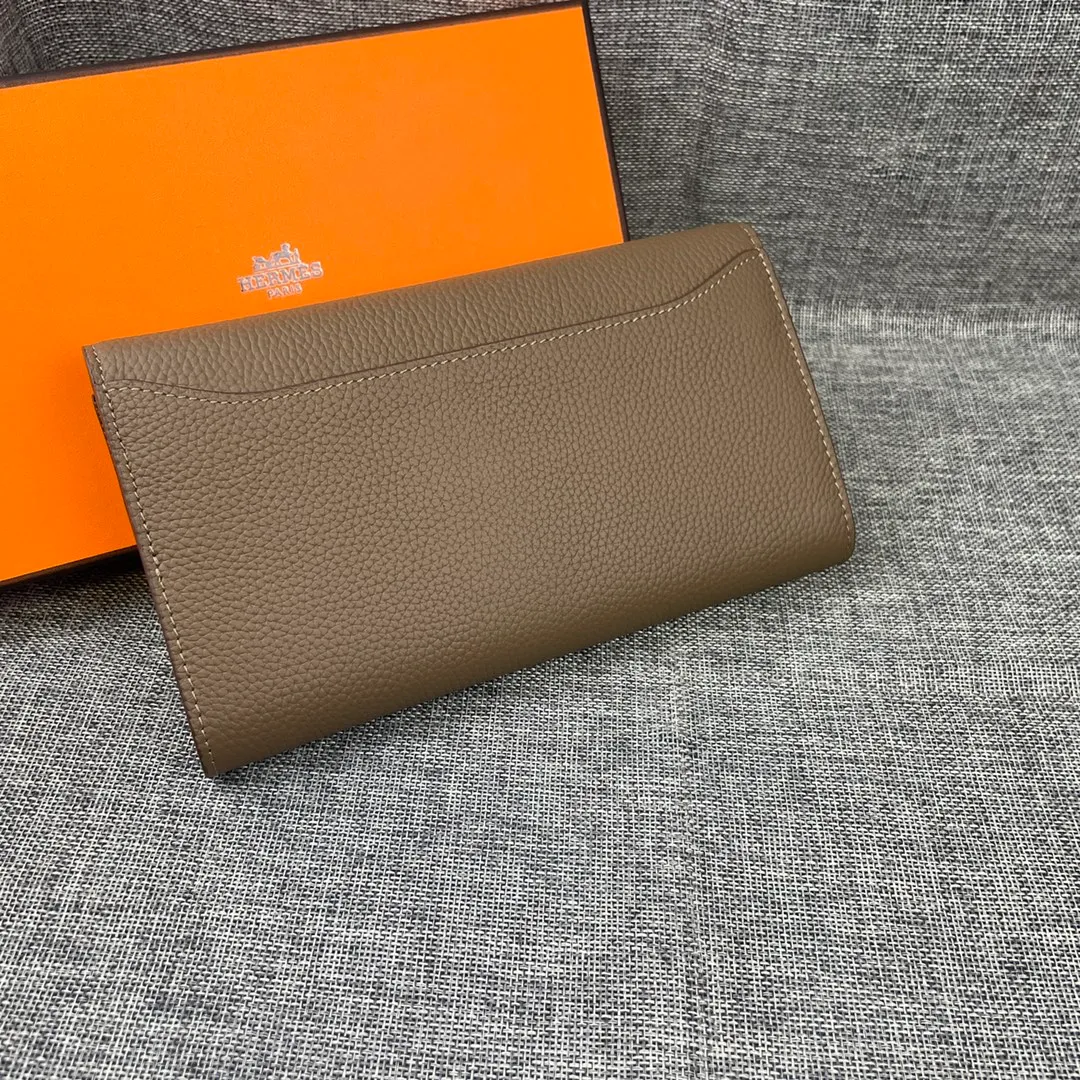 Hermes Constance p270💰 Hermes model: 539 gold buckle togo leather size: 22*11cm 🇫🇷Overseas🇫🇷Imported Togo cowhide, soft and comfortable to the touch. The original replica is matched with gold hardware and has the original OEM code inside. It is exquisite and elegant, and the oil edges are straight and smooth🎈There are two large note slots, a zipper pocket, and 12 card slots inside🚚