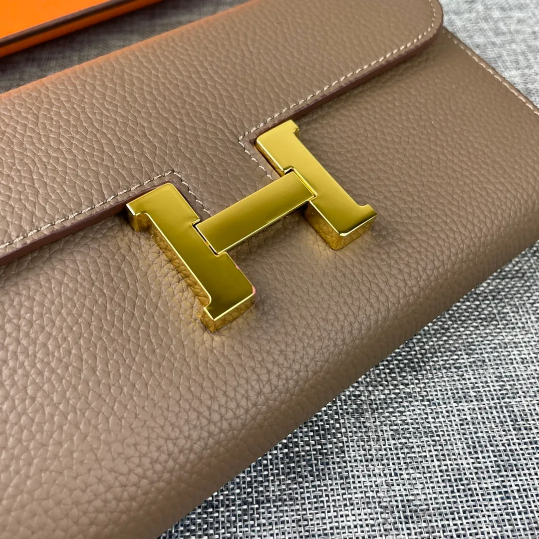 Hermes Constance p270💰 Hermes model: 539 gold buckle togo leather size: 22*11cm 🇫🇷Overseas🇫🇷Imported Togo cowhide, soft and comfortable to the touch. The original replica is matched with gold hardware and has the original OEM code inside. It is exquisite and elegant, and the oil edges are straight and smooth🎈There are two large note slots, a zipper pocket, and 12 card slots inside🚚