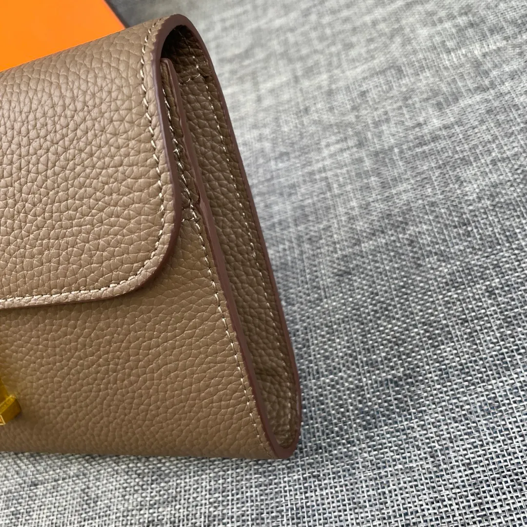 Hermes Constance p270💰 Hermes model: 539 gold buckle togo leather size: 22*11cm 🇫🇷Overseas🇫🇷Imported Togo cowhide, soft and comfortable to the touch. The original replica is matched with gold hardware and has the original OEM code inside. It is exquisite and elegant, and the oil edges are straight and smooth🎈There are two large note slots, a zipper pocket, and 12 card slots inside🚚