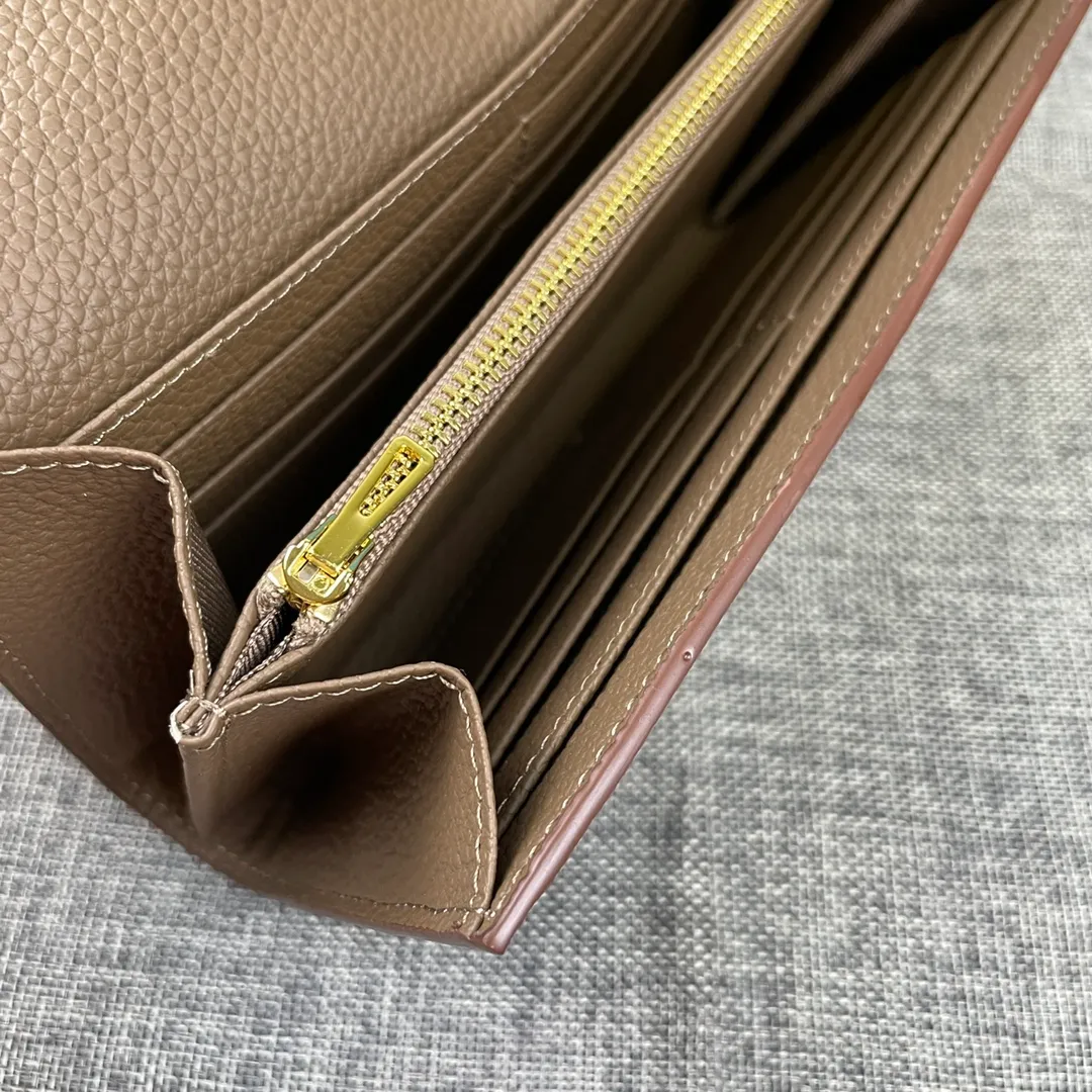 Hermes Constance p270💰 Hermes model: 539 gold buckle togo leather size: 22*11cm 🇫🇷Overseas🇫🇷Imported Togo cowhide, soft and comfortable to the touch. The original replica is matched with gold hardware and has the original OEM code inside. It is exquisite and elegant, and the oil edges are straight and smooth🎈There are two large note slots, a zipper pocket, and 12 card slots inside🚚