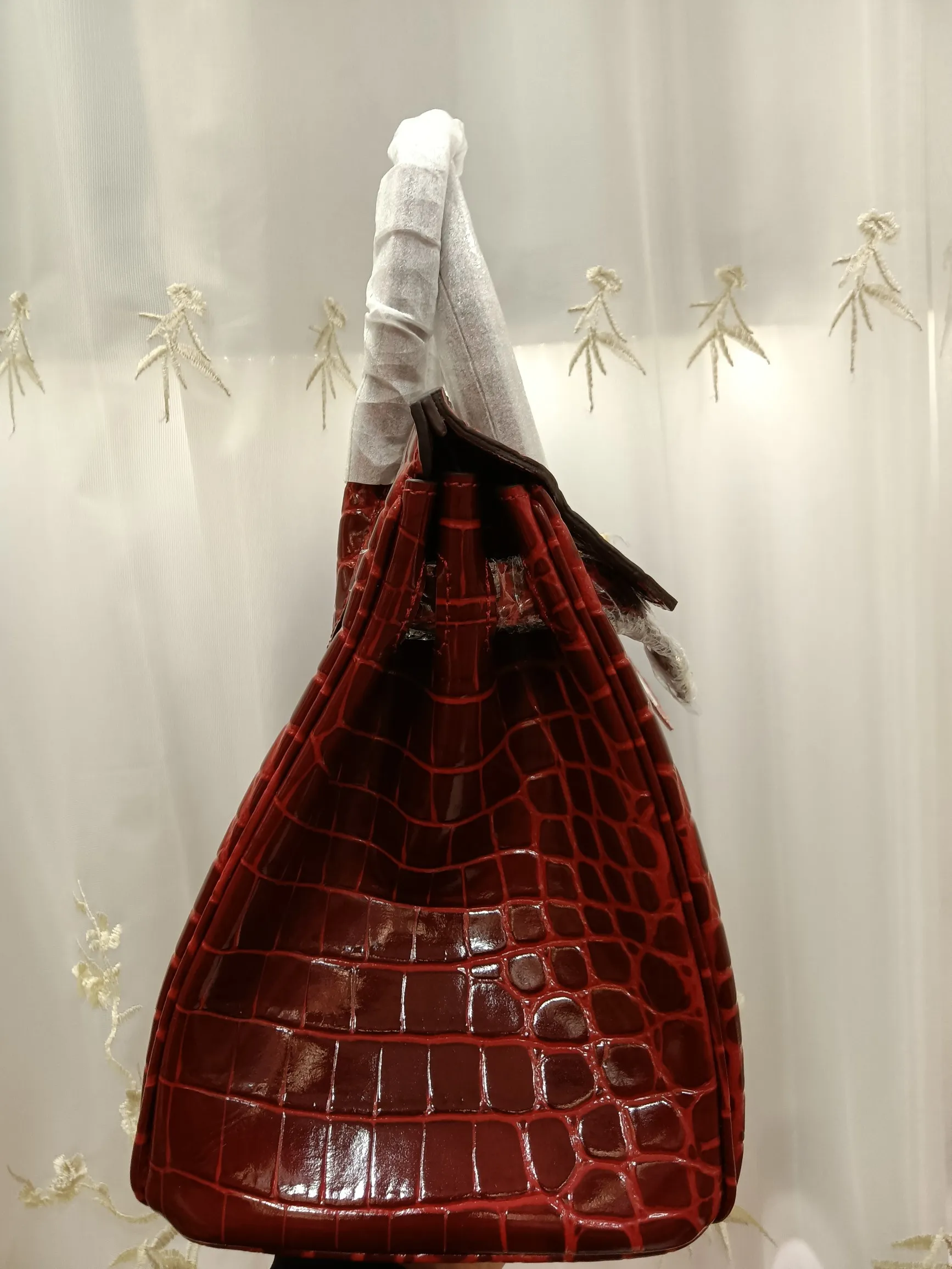 Hot model debuts, price has been adjusted💰800/380/360💥Hermes/Hermes💥Official classic production💋Platinum crocodile pattern💋Original quality coming👉Using imported crocodile pattern cowhide , with pure 24k original hardware💎Size: large 35*25*18cm/medium 30*22*16cm/small 25* 20*14cm👛Excellent workmanship👏👏Legendary slow work and careful work💓Real pictures taken💓Classic beauty worth owning💃🏻💃🏻💃🏻
