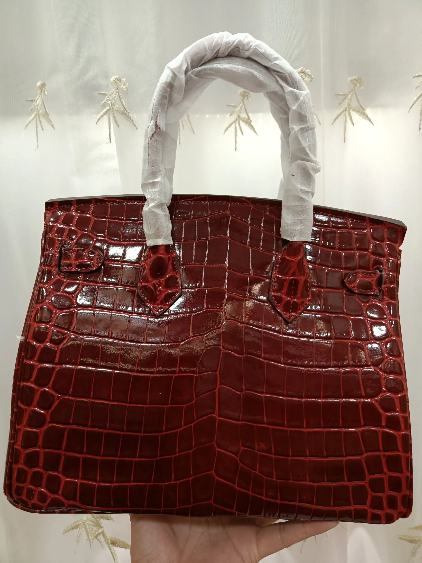Hot model debuts, price has been adjusted💰800/380/360💥Hermes/Hermes💥Official classic production💋Platinum crocodile pattern💋Original quality coming👉Using imported crocodile pattern cowhide , with pure 24k original hardware💎Size: large 35*25*18cm/medium 30*22*16cm/small 25* 20*14cm👛Excellent workmanship👏👏Legendary slow work and careful work💓Real pictures taken💓Classic beauty worth owning💃🏻💃🏻💃🏻