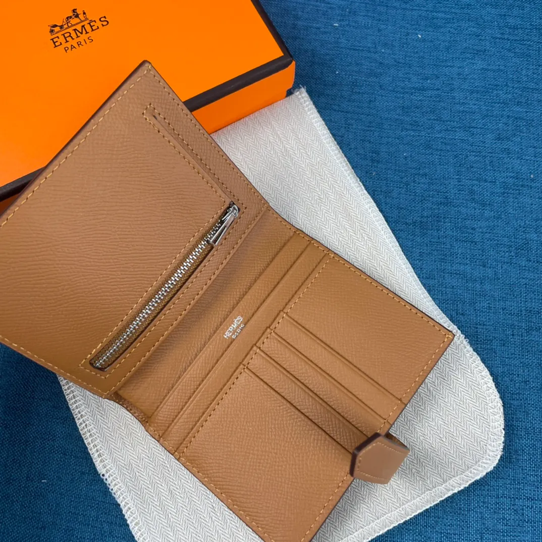[Hermes original order] p230💰 Hermès new solid color leather pocket vertical wallet 💋Counter copy, original hardware, original OEM code inside 💋Soft feel 🎉Oil edges are straight and smooth, compare with the counter 💋Material: imported palm print cowhide 💋Size: 10*12CM. 💋Model: 5120 palm print