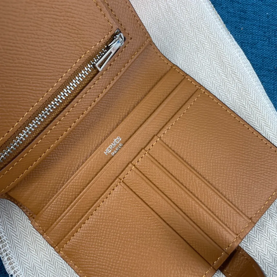 [Hermes original order] p230💰 Hermès new solid color leather pocket vertical wallet 💋Counter copy, original hardware, original OEM code inside 💋Soft feel 🎉Oil edges are straight and smooth, compare with the counter 💋Material: imported palm print cowhide 💋Size: 10*12CM. 💋Model: 5120 palm print
