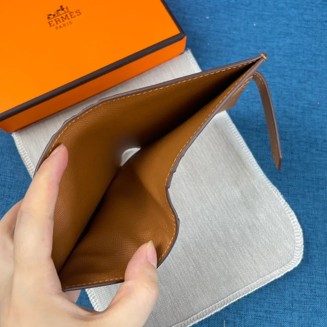 [Hermes original order] p230💰 Hermès new solid color leather pocket vertical wallet 💋Counter copy, original hardware, original OEM code inside 💋Soft feel 🎉Oil edges are straight and smooth, compare with the counter 💋Material: imported palm print cowhide 💋Size: 10*12CM. 💋Model: 5120 palm print