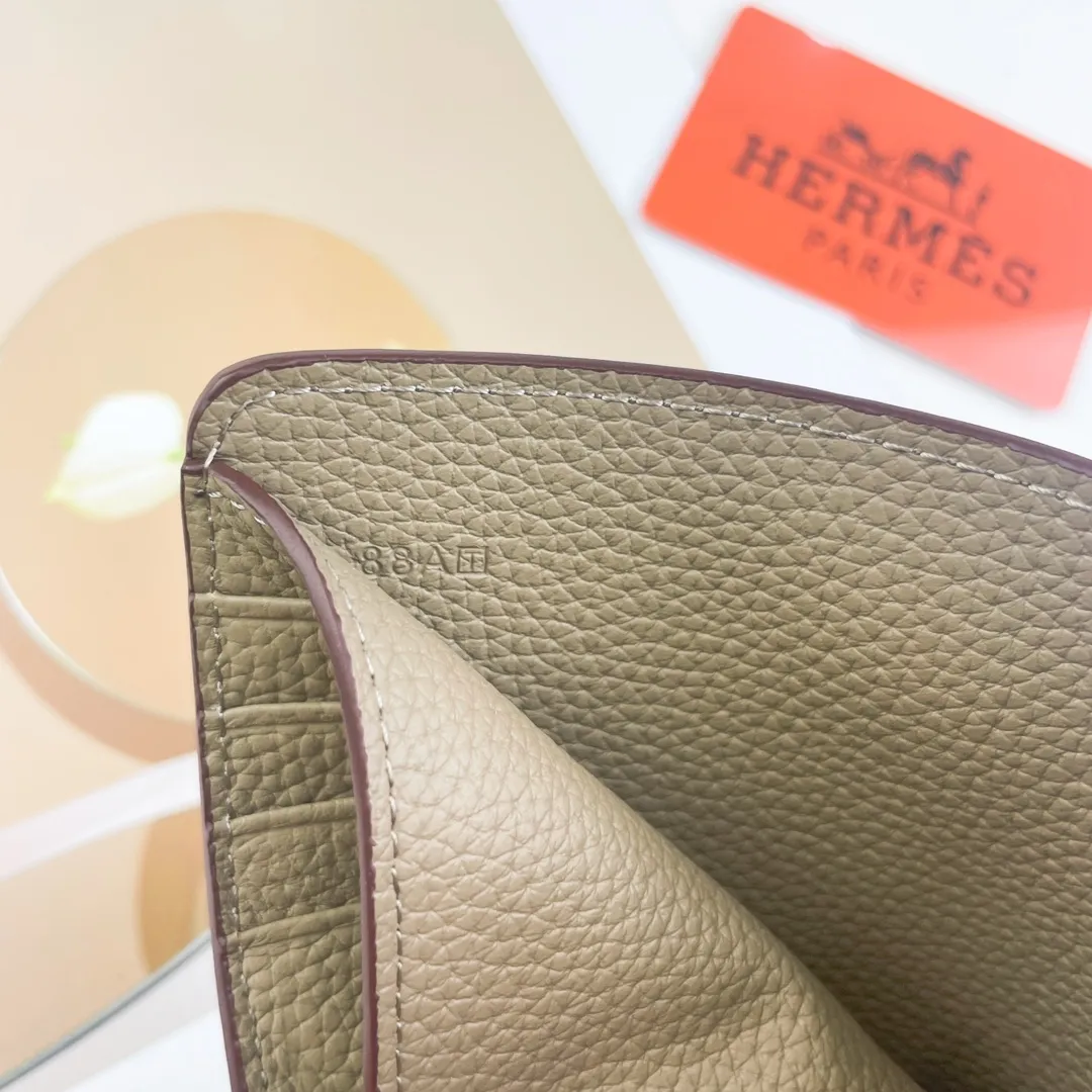 [Hermes new wallet]💰250 Model: H230 gold buckle Dimensions: length 13.5x width 10.5x thickness 2 cm Made of togo calfskin, equipped with 10 card slots, 1 banknote pocket, palladium-plated lock buckle, exquisite and perfect workmanship, original OEM code inside