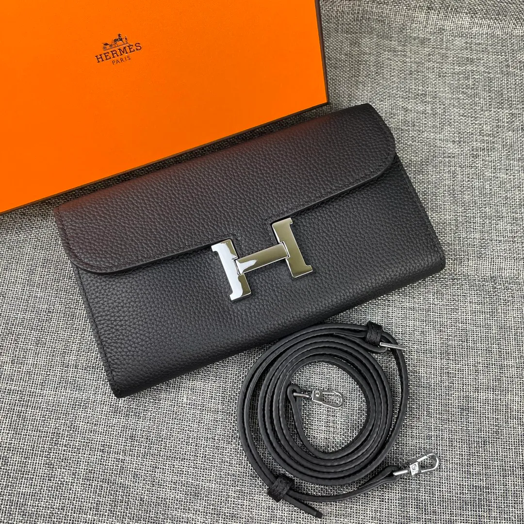 Hermes Constance p330💰 Hermes model: 9852 silver band togo leather size: 22*11cm 🇫🇷Overseas🇫🇷Imported Togo cowhide with original OEM code inside, soft and comfortable to the touch. The original replica is matched with silver hardware, exquisite and elegant, and the oil edge is straight and smooth🎈There are two large note slots, a zipper pocket, and 12 card slots🚚The shoulder strap is adjustable